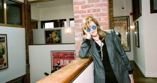 Jane Rosenthal, Amerikan sinema ve televizyon sektöründe yapımcı kimliğiyle öne çıkan, aynı zamanda New York merkezli sinema kültürünün gelişmesinde önemli rol oynayan başarılı bir medya yöneticisidir. Özellikle Robert De Niro ile kurduğu uzun soluklu profesyonel ortaklık, Tribeca Productions şirketinin gelişimindeki rolü ve Tribeca Film Festivalinin kuruluşundaki katkılarıyla tanınır.