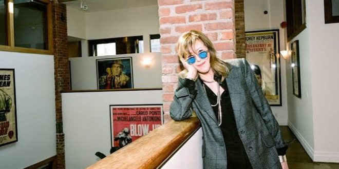 Jane Rosenthal, Amerikan sinema ve televizyon sektöründe yapımcı kimliğiyle öne çıkan, aynı zamanda New York merkezli sinema kültürünün gelişmesinde önemli rol oynayan başarılı bir medya yöneticisidir. Özellikle Robert De Niro ile kurduğu uzun soluklu profesyonel ortaklık, Tribeca Productions şirketinin gelişimindeki rolü ve Tribeca Film Festivalinin kuruluşundaki katkılarıyla tanınır.