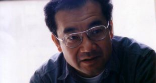 Makoto Satō, Japon belgesel sinemasında insanı, yaşadığı çevreyi, toplumsal değişimi ve hafızayı bir arada ele alan önemli yönetmenlerden biridir. Felsefe eğitiminin etkisiyle geliştirdiği düşünsel sinema anlayışı, onu yalnızca olayları kaydeden bir belgeselci olmaktan çıkararak gerçekliğin nasıl algılandığını sorgulayan bir sanatçıya dönüştürmüştür.
