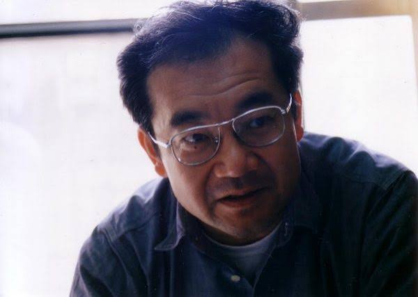 Makoto Satō, Japon belgesel sinemasında insanı, yaşadığı çevreyi, toplumsal değişimi ve hafızayı bir arada ele alan önemli yönetmenlerden biridir. Felsefe eğitiminin etkisiyle geliştirdiği düşünsel sinema anlayışı, onu yalnızca olayları kaydeden bir belgeselci olmaktan çıkararak gerçekliğin nasıl algılandığını sorgulayan bir sanatçıya dönüştürmüştür.