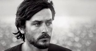 Alain Delon, Fransız sinemasının 20. yüzyılda yetiştirdiği en tanınmış oyunculardan biri, Avrupa sinemasının ise en güçlü erkek yıldızlarından biridir. Yakışıklılığı, mesafeli ekran kişiliği, yoğun bakışları ve özellikle suç filmlerinde canlandırdığı yalnız karakterlerle dünya çapında ün kazanan Delon, yalnızca Fransa'da değil İtalya başta olmak üzere Avrupa sinemasında da önemli bir kariyer oluşturmuştur.