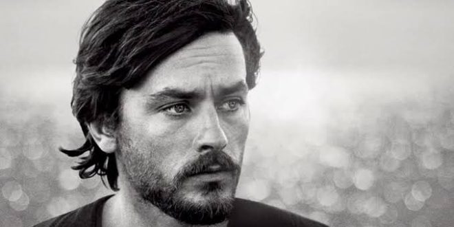 Alain Delon, Fransız sinemasının 20. yüzyılda yetiştirdiği en tanınmış oyunculardan biri, Avrupa sinemasının ise en güçlü erkek yıldızlarından biridir. Yakışıklılığı, mesafeli ekran kişiliği, yoğun bakışları ve özellikle suç filmlerinde canlandırdığı yalnız karakterlerle dünya çapında ün kazanan Delon, yalnızca Fransa'da değil İtalya başta olmak üzere Avrupa sinemasında da önemli bir kariyer oluşturmuştur.