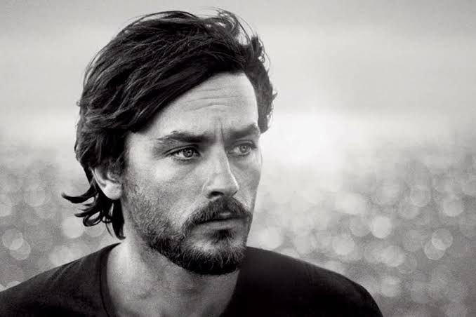 Alain Delon, Fransız sinemasının 20. yüzyılda yetiştirdiği en tanınmış oyunculardan biri, Avrupa sinemasının ise en güçlü erkek yıldızlarından biridir. Yakışıklılığı, mesafeli ekran kişiliği, yoğun bakışları ve özellikle suç filmlerinde canlandırdığı yalnız karakterlerle dünya çapında ün kazanan Delon, yalnızca Fransa'da değil İtalya başta olmak üzere Avrupa sinemasında da önemli bir kariyer oluşturmuştur.