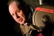 Sinema dünyasında özellikle Harry Potter serisinin son dönem filmlerine yaptığı katkıyla tanınan David Yates, İngiliz sinemasının önemli yönetmenlerinden biridir. Televizyon dünyasından sinemaya geçiş yapan Yates, kariyeri boyunca büyük bütçeli fantastik yapımlarla daha karakter merkezli ve politik dramalar arasında kendine özgü bir yönetmenlik çizgisi oluşturmuştur.