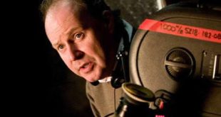 Sinema dünyasında özellikle Harry Potter serisinin son dönem filmlerine yaptığı katkıyla tanınan David Yates, İngiliz sinemasının önemli yönetmenlerinden biridir. Televizyon dünyasından sinemaya geçiş yapan Yates, kariyeri boyunca büyük bütçeli fantastik yapımlarla daha karakter merkezli ve politik dramalar arasında kendine özgü bir yönetmenlik çizgisi oluşturmuştur.