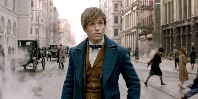 Fantastik Canavarlar Nelerdir, Nerede Bulunurlar? (Fantastic Beasts and Where to Find Them), Harry Potter evrenini genişleten ve izleyiciyi bu kez Hogwarts'ın koridorlarından çıkararak 1920'lerin New York'una götüren 2016 yapımı fantastik macera filmidir. Yönetmen koltuğunda David Yates bulunurken filmin senaryosunu, Harry Potter serisinin yaratıcısı J. K. Rowling kaleme almıştır. Başrollerde ise Eddie Redmayne, Katherine Waterston, Dan Fogler, Alison Sudol, Colin Farrell ve Ezra Miller gibi oyuncular yer alır.