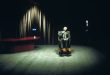 Mulholland Çıkmazı (Mulholland Drive), David Lynch’in sinema anlayışını en güçlü biçimde yansıtan yapımlardan biri olarak 2001 yılında izleyiciyle buluştu. Psikolojik gerilim, gizem, dram, kara film ve gerçeküstücülük unsurlarını bir araya getiren film; Hollywood’un parlak yüzünün ardındaki karanlığı, kimlik arayışını, aşkı, kıskançlığı, başarısızlık korkusunu ve insan zihninin gerçeklikle kurduğu karmaşık ilişkiyi ele alır.