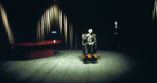 Mulholland Çıkmazı (Mulholland Drive), David Lynch’in sinema anlayışını en güçlü biçimde yansıtan yapımlardan biri olarak 2001 yılında izleyiciyle buluştu. Psikolojik gerilim, gizem, dram, kara film ve gerçeküstücülük unsurlarını bir araya getiren film; Hollywood’un parlak yüzünün ardındaki karanlığı, kimlik arayışını, aşkı, kıskançlığı, başarısızlık korkusunu ve insan zihninin gerçeklikle kurduğu karmaşık ilişkiyi ele alır.