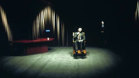 Mulholland Çıkmazı (Mulholland Drive), David Lynch’in sinema anlayışını en güçlü biçimde yansıtan yapımlardan biri olarak 2001 yılında izleyiciyle buluştu. Psikolojik gerilim, gizem, dram, kara film ve gerçeküstücülük unsurlarını bir araya getiren film; Hollywood’un parlak yüzünün ardındaki karanlığı, kimlik arayışını, aşkı, kıskançlığı, başarısızlık korkusunu ve insan zihninin gerçeklikle kurduğu karmaşık ilişkiyi ele alır.