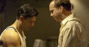 Gerçek bir yaşam öyküsünden sinemaya uyarlanan Cinderella Man, yalnızca boks tutkunlarına hitap eden bir spor filmi değil; ekonomik kriz, aile, fedakârlık, gurur ve yeniden ayağa kalkma arzusu üzerine kurulu güçlü bir dramdır. Ron Howard imzalı filmde, kariyerinin en zor dönemlerinden birini yaşayan ünlü Amerikalı boksör James J. Braddock'u Russell Crowe canlandırır. Crowe'a Renée Zellweger, Paul Giamatti ve Craig Bierko gibi isimler eşlik eder.