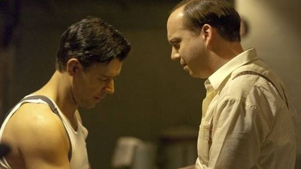 Gerçek bir yaşam öyküsünden sinemaya uyarlanan Cinderella Man, yalnızca boks tutkunlarına hitap eden bir spor filmi değil; ekonomik kriz, aile, fedakârlık, gurur ve yeniden ayağa kalkma arzusu üzerine kurulu güçlü bir dramdır. Ron Howard imzalı filmde, kariyerinin en zor dönemlerinden birini yaşayan ünlü Amerikalı boksör James J. Braddock'u Russell Crowe canlandırır. Crowe'a Renée Zellweger, Paul Giamatti ve Craig Bierko gibi isimler eşlik eder.
