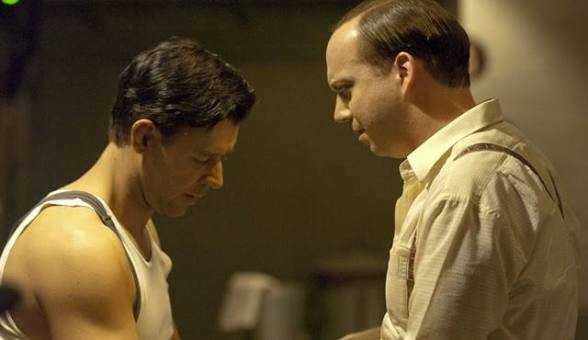 Gerçek bir yaşam öyküsünden sinemaya uyarlanan Cinderella Man, yalnızca boks tutkunlarına hitap eden bir spor filmi değil; ekonomik kriz, aile, fedakârlık, gurur ve yeniden ayağa kalkma arzusu üzerine kurulu güçlü bir dramdır. Ron Howard imzalı filmde, kariyerinin en zor dönemlerinden birini yaşayan ünlü Amerikalı boksör James J. Braddock'u Russell Crowe canlandırır. Crowe'a Renée Zellweger, Paul Giamatti ve Craig Bierko gibi isimler eşlik eder.