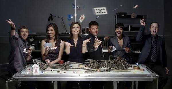 Bones, 13 Eylül 2005 tarihinde Fox ekranlarında yayınlanmaya başlayan Amerikan yapımı suç-drama ve polisiye dizisidir. Kullanıcının verdiği bilgilerde “2005 yılı yapımı Bones adlı film” ifadesi kullanılsa da Bones bir film değil, televizyon dizisidir. Dizi, suç soruşturmalarını adli antropoloji, adli arkeoloji ve bilimsel analizlerle birleştiren kendine özgü anlatımıyla uzun yıllar boyunca geniş bir izleyici kitlesine ulaşmıştır.