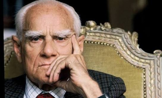 İtalyan edebiyatının 20. yüzyıldaki en önemli isimlerinden Alberto Moravia, toplumun ahlaki çelişkilerini, burjuva yaşamının boşluklarını, insan ilişkilerindeki yabancılaşmayı ve bireyin modern dünya karşısındaki yalnızlığını eserlerine taşıyan güçlü bir romancı ve öykü yazarıdır. Romanlarında gündelik hayatın sıradan görünen ayrıntılarının arkasındaki psikolojik ve toplumsal çatışmaları inceleyen Moravia, yalın fakat etkili anlatımıyla İtalyan edebiyatında kendine özgü bir yer edinmiştir.