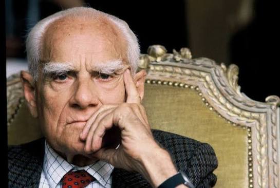 İtalyan edebiyatının 20. yüzyıldaki en önemli isimlerinden Alberto Moravia, toplumun ahlaki çelişkilerini, burjuva yaşamının boşluklarını, insan ilişkilerindeki yabancılaşmayı ve bireyin modern dünya karşısındaki yalnızlığını eserlerine taşıyan güçlü bir romancı ve öykü yazarıdır. Romanlarında gündelik hayatın sıradan görünen ayrıntılarının arkasındaki psikolojik ve toplumsal çatışmaları inceleyen Moravia, yalın fakat etkili anlatımıyla İtalyan edebiyatında kendine özgü bir yer edinmiştir.