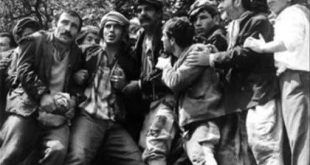 İşçi Sınıfı Cennete Gider (La classe operaia va in paradiso), İtalyan sinemasının toplumsal meseleleri en sert ve çarpıcı biçimde ele alan yapımlarından biridir. Elio Petri tarafından yönetilen 1971 yapımı filmde başrolleri Gian Maria Volonté, Mariangela Melato ve Gino Pernice paylaşır. İtalya'nın sanayileşme ve toplumsal hareketlilik dönemlerinden birinde çekilen yapım, fabrika işçisinin günlük yaşamından yola çıkarak emek, üretim, sınıf çatışması, sendikalaşma, bireysellik ve yabancılaşma gibi çok katmanlı konuları tartışmaya açar.