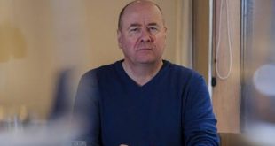 Arnaldur Indriðason, çağdaş İzlanda edebiyatının dünyada en fazla tanınan yazarlarından biri ve özellikle polisiye roman türünün önde gelen temsilcilerindendir. Karanlık atmosferleri, psikolojik açıdan derin karakterleri ve İzlanda toplumunun geçmişiyle bugününü bir arada ele alan romanlarıyla uluslararası bir okur kitlesine ulaşan yazar, İskandinav polisiyesi olarak bilinen Nordic noir geleneğinin önemli isimleri arasında gösterilir.