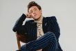 Ethan Cutkosky, çocuk yaşta başladığı oyunculuk kariyerini televizyon, sinema, müzik ve moda alanlarına taşıyan Amerikalı sanatçılardan biridir. Özellikle uzun yıllar boyunca canlandırdığı Carl Gallagher karakteriyle dünya çapında tanınan oyuncu, Shameless dizisinin en dikkat çekici genç oyuncularından biri olarak öne çıkmıştır.