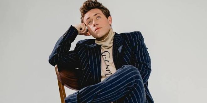 Ethan Cutkosky, çocuk yaşta başladığı oyunculuk kariyerini televizyon, sinema, müzik ve moda alanlarına taşıyan Amerikalı sanatçılardan biridir. Özellikle uzun yıllar boyunca canlandırdığı Carl Gallagher karakteriyle dünya çapında tanınan oyuncu, Shameless dizisinin en dikkat çekici genç oyuncularından biri olarak öne çıkmıştır.