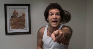 Albert Brooks, Amerikan sinemasında oyunculuk, senaristlik, yönetmenlik ve komedi alanlarını bir araya getiren çok yönlü sanatçılardan biridir. Özellikle gözlemci mizah anlayışı, sıradan insanların kaygılarını komik bir dille ele alması ve karakterlerinin kusurlarını saklamaktan çekinmemesiyle tanınan Brooks, Hollywood'un kendine özgü yaratıcı isimleri arasında yer alır.