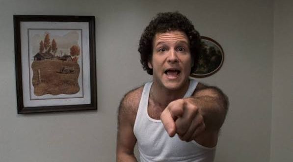 Albert Brooks, Amerikan sinemasında oyunculuk, senaristlik, yönetmenlik ve komedi alanlarını bir araya getiren çok yönlü sanatçılardan biridir. Özellikle gözlemci mizah anlayışı, sıradan insanların kaygılarını komik bir dille ele alması ve karakterlerinin kusurlarını saklamaktan çekinmemesiyle tanınan Brooks, Hollywood'un kendine özgü yaratıcı isimleri arasında yer alır.