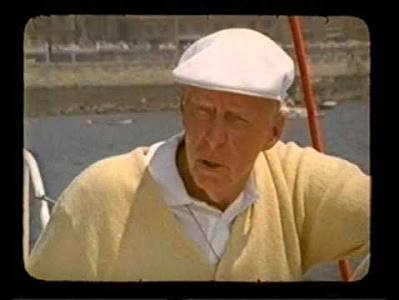 Howard Hawks, klasik Hollywood döneminin en önemli yönetmenlerinden biri olarak kabul edilen Amerikalı sinemacı, yapımcı ve senaristtir. Western, gangster filmi, komedi, bilim kurgu, macera, savaş ve kara film gibi birbirinden farklı türlerde eserler veren Hawks, bütün bu çeşitliliğe rağmen kendine özgü bir sinema dili oluşturmayı başarmıştır. Yönetmenin filmlerinde özellikle profesyonellik, arkadaşlık, dayanışma, rekabet, bireysel özgürlük ve güçlü karakterler arasındaki ilişkiler öne çıkar.