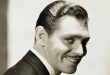 Clark Gable, klasik Hollywood döneminin en büyük erkek yıldızlarından biri, güçlü ekran karizması ve kendine özgü oyunculuk tarzıyla sinema tarihine damga vurmuş Amerikalı oyuncudur. Özellikle romantik filmlerdeki başrolleri, macera yapımlarındaki sert karakterleri ve komedi türündeki doğal performanslarıyla tanınan Gable, 1930'lu ve 1940'lı yıllarda Hollywood'un en popüler isimlerinden biri haline gelmiştir.