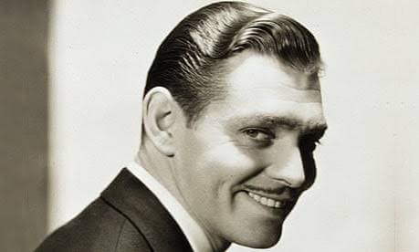 Clark Gable, klasik Hollywood döneminin en büyük erkek yıldızlarından biri, güçlü ekran karizması ve kendine özgü oyunculuk tarzıyla sinema tarihine damga vurmuş Amerikalı oyuncudur. Özellikle romantik filmlerdeki başrolleri, macera yapımlarındaki sert karakterleri ve komedi türündeki doğal performanslarıyla tanınan Gable, 1930'lu ve 1940'lı yıllarda Hollywood'un en popüler isimlerinden biri haline gelmiştir.