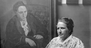Gertrude Stein, 20. yüzyıl modernist edebiyatının en özgün ve etkili isimlerinden biri olarak kabul edilen Amerikalı yazar, şair, oyun yazarı ve sanat koleksiyoneridir. Alışılmış anlatım kalıplarını reddeden deneysel üslubu, dilin ritmi ve tekrarlarına dayalı yazım tekniği, modern edebiyatın gelişiminde önemli bir rol oynamıştır. Stein yalnızca yazdığı eserlerle değil, Paris'te kurduğu sanat ve edebiyat çevresi sayesinde Pablo Picasso, Ernest Hemingway, Henri Matisse ve F. Scott Fitzgerald gibi pek çok sanatçı ve yazarı desteklemesiyle de kültür tarihinin önemli figürlerinden biri hâline gelmiştir.