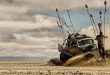 2015 yılında sinemalarda gösterime giren Mad Max: Fury Road, George Miller'ın yıllar sonra geri döndüğü Çılgın Max evrenini modern aksiyon sinemasının en çarpıcı örneklerinden birine dönüştürdü. Yüksek tempolu kovalamaca sahneleri, gerçek araçlarla gerçekleştirilen tehlikeli gösteriler, unutulmaz karakterler ve kendine özgü post-apokaliptik atmosferiyle film, vizyona girdiği dönemin ötesine geçen bir etki yarattı.