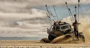 2015 yılında sinemalarda gösterime giren Mad Max: Fury Road, George Miller'ın yıllar sonra geri döndüğü Çılgın Max evrenini modern aksiyon sinemasının en çarpıcı örneklerinden birine dönüştürdü. Yüksek tempolu kovalamaca sahneleri, gerçek araçlarla gerçekleştirilen tehlikeli gösteriler, unutulmaz karakterler ve kendine özgü post-apokaliptik atmosferiyle film, vizyona girdiği dönemin ötesine geçen bir etki yarattı.