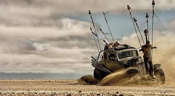 2015 yılında sinemalarda gösterime giren Mad Max: Fury Road, George Miller'ın yıllar sonra geri döndüğü Çılgın Max evrenini modern aksiyon sinemasının en çarpıcı örneklerinden birine dönüştürdü. Yüksek tempolu kovalamaca sahneleri, gerçek araçlarla gerçekleştirilen tehlikeli gösteriler, unutulmaz karakterler ve kendine özgü post-apokaliptik atmosferiyle film, vizyona girdiği dönemin ötesine geçen bir etki yarattı.