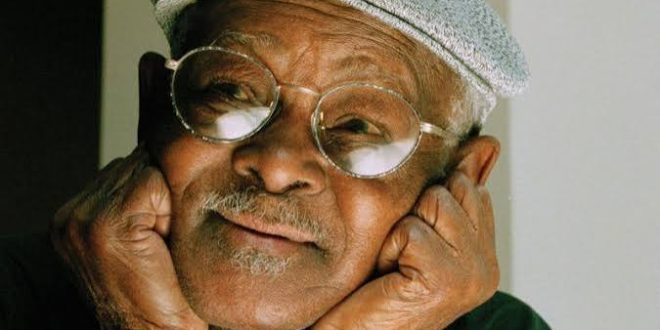 Küba müziğinin dünyaya açılan en etkileyici seslerinden biri olan Ibrahim Ferrer, özellikle Buena Vista Social Club projesiyle uluslararası şöhrete kavuşan unutulmaz bir sanatçıdır. Yumuşak, sakin ve kendine özgü vokal rengiyle tanınan Ferrer, müzik kariyerinin en büyük başarısını gençlik yıllarında değil, hayatının ilerleyen dönemlerinde yaşadı.