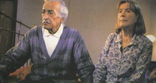Yengeç Sepeti, 1994 yılında yönetmen Yavuz Özkan tarafından çekilen ve Türk sinemasında aile ilişkilerini, bireysel çatışmaları ve bastırılmış duyguları merkezine alan önemli filmlerden biridir. Başrollerinde Sadri Alışık, Macide Tanır, Mehmet Aslantuğ, Şahika Tekand ve Derya Alabora gibi güçlü oyuncuların yer aldığı yapım, ilk bakışta bir aile dramı gibi görünse de ilerledikçe çok daha kapsamlı bir insan ilişkileri incelemesine dönüşür.