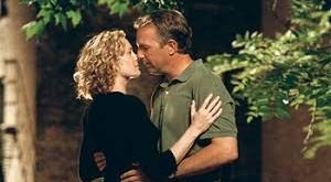 Aşk Mektubu (Message in a Bottle), 1999 yılında vizyona giren, romantizm ile dramı bir araya getiren etkileyici bir Amerikan filmidir. Yönetmenliğini Luis Mandoki'nin yaptığı yapım, romantik dram türünün tanınmış yazarlarından Nicholas Sparks'ın aynı adlı romanından sinemaya uyarlanmıştır.