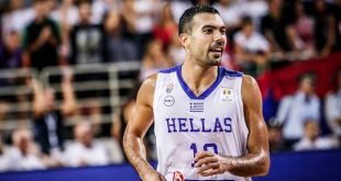 Avrupa basketbolunun son yıllardaki en deneyimli oyun kurucularından biri olan Kostas Sloukas, Yunan basketbolunun yetiştirdiği önemli guardlardan biridir. Yıllar boyunca Olympiakos, Fenerbahçe ve Panathinaikos gibi Avrupa'nın en güçlü kulüplerinde forma giyen Sloukas; EuroLeague şampiyonlukları, Final Four performansları ve kritik maçlarda aldığı sorumluluklarla dikkat çekmiştir.