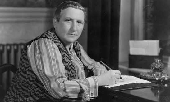 Gertrude Stein, 20. yüzyılın en sıra dışı Amerikalı yazarlarından, şairlerinden ve sanat koleksiyonerlerinden biridir. Modernist edebiyatın gelişiminde önemli rol oynayan Stein, özellikle alışılmış anlatım biçimlerini reddeden deneysel dili, tekrarları, bilinç akışını andıran metinleri ve kendine özgü sözdizimiyle tanınır. Aynı zamanda Paris'teki evi, dönemin sanatçı ve yazarlarını buluşturan önemli bir kültür merkezine dönüşmüş; Pablo Picasso, Henri Matisse, Georges Braque, Ernest Hemingway, F. Scott Fitzgerald ve diğer pek çok sanatçıyla bağlantı kurmuştur.