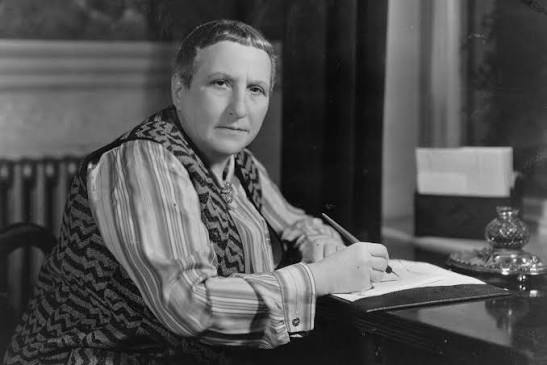 Gertrude Stein, 20. yüzyılın en sıra dışı Amerikalı yazarlarından, şairlerinden ve sanat koleksiyonerlerinden biridir. Modernist edebiyatın gelişiminde önemli rol oynayan Stein, özellikle alışılmış anlatım biçimlerini reddeden deneysel dili, tekrarları, bilinç akışını andıran metinleri ve kendine özgü sözdizimiyle tanınır. Aynı zamanda Paris'teki evi, dönemin sanatçı ve yazarlarını buluşturan önemli bir kültür merkezine dönüşmüş; Pablo Picasso, Henri Matisse, Georges Braque, Ernest Hemingway, F. Scott Fitzgerald ve diğer pek çok sanatçıyla bağlantı kurmuştur.