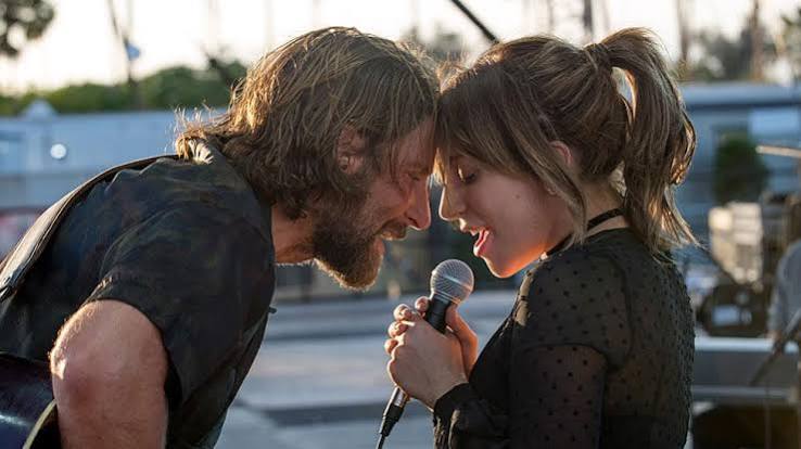Bir Yıldız Doğuyor (A Star Is Born), 2018 yılında Bradley Cooper tarafından yönetilen ve başrollerini Bradley Cooper ile Lady Gaga’nın paylaştığı, müzik ve romantik dramayı güçlü bir biçimde bir araya getiren Amerikan yapımı bir filmdir. Cooper’ın ilk yönetmenlik deneyimi olması açısından da özel bir yere sahip olan yapım, aynı adlı 1937 tarihli filmin modern bir yeniden çevrimidir. Daha önce 1954 ve 1976 yıllarında da sinemaya uyarlanan hikâye, 2018 versiyonunda günümüz müzik endüstrisinin koşulları, şöhretin bedeli, aşk, bağımlılık ve bireysel kimlik gibi temalar üzerinden yeniden yorumlanır.