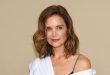 Katie Holmes kimdir? Amerikalı oyuncu, yapımcı ve yönetmen Katie Holmes, 1990'ların sonunda gençlik dizisi Dawson's Creek ile büyük bir çıkış yapan, ardından sinema, televizyon ve tiyatroda farklı karakterlere hayat veren çok yönlü bir sanatçıdır. Özellikle Joey Potter rolüyle geniş bir hayran kitlesine ulaşan Holmes, ilerleyen yıllarda Batman Begins, Wonder Boys, Pieces of April, The Gift, Jack and Jill ve Logan Lucky gibi yapımlarda rol aldı.