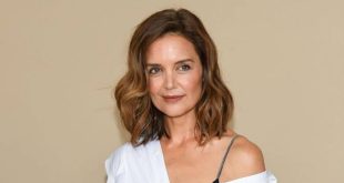 Katie Holmes kimdir? Amerikalı oyuncu, yapımcı ve yönetmen Katie Holmes, 1990'ların sonunda gençlik dizisi Dawson's Creek ile büyük bir çıkış yapan, ardından sinema, televizyon ve tiyatroda farklı karakterlere hayat veren çok yönlü bir sanatçıdır. Özellikle Joey Potter rolüyle geniş bir hayran kitlesine ulaşan Holmes, ilerleyen yıllarda Batman Begins, Wonder Boys, Pieces of April, The Gift, Jack and Jill ve Logan Lucky gibi yapımlarda rol aldı.