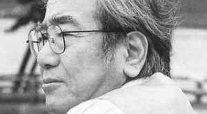 Japon tiyatrosunun 20. yüzyıldaki dönüşümünü anlamak için yalnızca geleneksel Kabuki ve Nō sanatlarına bakmak yeterli değildir. Savaş sonrası dönemde ortaya çıkan yeni tiyatro anlayışları, Japon sahne sanatlarının yönünü önemli ölçüde değiştirmiştir. Yoshiyuki Fukuda, bu dönüşümün en dikkat çekici isimlerinden biri olarak öne çıkar. Oyun yazarı, yönetmen, senarist ve eğitimci kimliklerini aynı kariyerde buluşturan Fukuda, özellikle Shingeki geleneğinden daha deneysel Angura tiyatrosuna geçişte önemli bir rol üstlenmiştir.