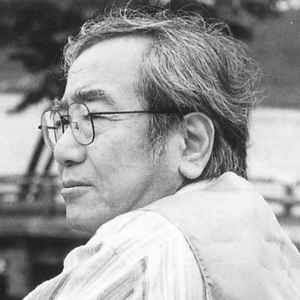 Japon tiyatrosunun 20. yüzyıldaki dönüşümünü anlamak için yalnızca geleneksel Kabuki ve Nō sanatlarına bakmak yeterli değildir. Savaş sonrası dönemde ortaya çıkan yeni tiyatro anlayışları, Japon sahne sanatlarının yönünü önemli ölçüde değiştirmiştir. Yoshiyuki Fukuda, bu dönüşümün en dikkat çekici isimlerinden biri olarak öne çıkar. Oyun yazarı, yönetmen, senarist ve eğitimci kimliklerini aynı kariyerde buluşturan Fukuda, özellikle Shingeki geleneğinden daha deneysel Angura tiyatrosuna geçişte önemli bir rol üstlenmiştir.