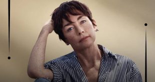 Amerikan sinema ve televizyon dünyasının dikkat çeken karakter oyuncularından biri olan Julianne Nicholson, özellikle dramatik yapımlardaki güçlü performanslarıyla tanınmaktadır. Kariyeri boyunca hem sinema filmlerinde hem de televizyon dizilerinde birbirinden farklı karakterlere hayat veren Nicholson, gösterişli oyunculuk yerine doğal, ölçülü ve karakterin psikolojisine odaklanan performanslarıyla öne çıkmıştır.