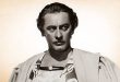 John Blyth Barrymore, Amerikalı oyuncu ve Barrymore hanedanının üyelerinden biri olarak tanınan bir sinema ve televizyon sanatçısıdır. Hollywood'un en köklü oyunculuk ailelerinden birine mensup olan Barrymore, kariyeri boyunca sinema ve televizyon yapımlarında çeşitli roller üstlenmiş, özellikle 1970'li ve 1980'li yıllarda kamera karşısındaki çalışmalarıyla dikkat çekmiştir.