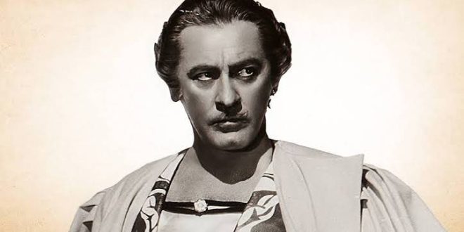 John Blyth Barrymore, Amerikalı oyuncu ve Barrymore hanedanının üyelerinden biri olarak tanınan bir sinema ve televizyon sanatçısıdır. Hollywood'un en köklü oyunculuk ailelerinden birine mensup olan Barrymore, kariyeri boyunca sinema ve televizyon yapımlarında çeşitli roller üstlenmiş, özellikle 1970'li ve 1980'li yıllarda kamera karşısındaki çalışmalarıyla dikkat çekmiştir.