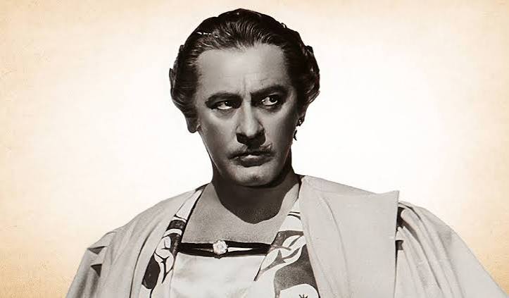 John Blyth Barrymore, Amerikalı oyuncu ve Barrymore hanedanının üyelerinden biri olarak tanınan bir sinema ve televizyon sanatçısıdır. Hollywood'un en köklü oyunculuk ailelerinden birine mensup olan Barrymore, kariyeri boyunca sinema ve televizyon yapımlarında çeşitli roller üstlenmiş, özellikle 1970'li ve 1980'li yıllarda kamera karşısındaki çalışmalarıyla dikkat çekmiştir.