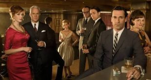 2007 yılında yayın hayatına başlayan Mad Men, televizyon tarihinin en başarılı dönem dramalarından biri olarak öne çıkan özel bir yapımdır. Matthew Weiner tarafından yaratılan dizi, merkezine 1960'ların New York reklam sektörünü yerleştirirken, görünürdeki mesleki rekabetin arkasında çok daha kapsamlı bir insan hikâyesi anlatır.