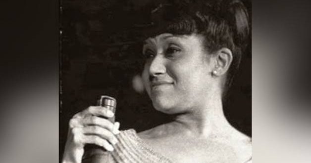 Moraima Secada, Küba'nın özellikle 20. yüzyılın ortalarındaki popüler müzik sahnesinde önemli izler bırakmış şarkıcılarından biridir. Güçlü sesi, dramatik yorum biçimi ve Küba'nın geleneksel müzik anlayışını modern sahne kültürüyle buluşturmasıyla tanınan sanatçı, kısa sayılabilecek kariyerine rağmen ülkesinin müzik tarihinde özel bir yere sahiptir.