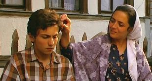 Karpuz Kabuğundan Gemiler Yapmak, Türk sinemasının en özgün ve samimi filmlerinden biri olarak öne çıkan, Ahmet Uluçay'ın yazıp yönettiği 2004 yapımı bir uzun metrajdır. Yönetmenin ilk uzun metrajlı sinema filmi olan yapım, büyük bütçelere, tanınmış oyunculara ya da gösterişli setlere ihtiyaç duymadan güçlü bir sinema duygusu yaratmayı başarır. Filmin asıl gücü; sıradan insanların, küçük bir kasabanın ve çocukluk hayallerinin içinden evrensel bir hikâye çıkarabilmesidir.